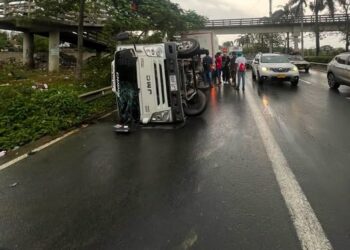Furgón terminó volcado en la Circunvalar y generó congestión cerca al puente de la 20 de Julio