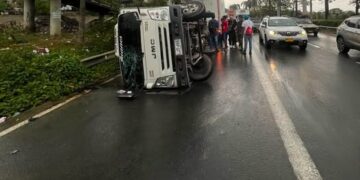 Furgón terminó volcado en la Circunvalar y generó congestión cerca al puente de la 20 de Julio