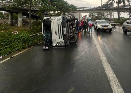 Furgón terminó volcado en la Circunvalar y generó congestión cerca al puente de la 20 de Julio