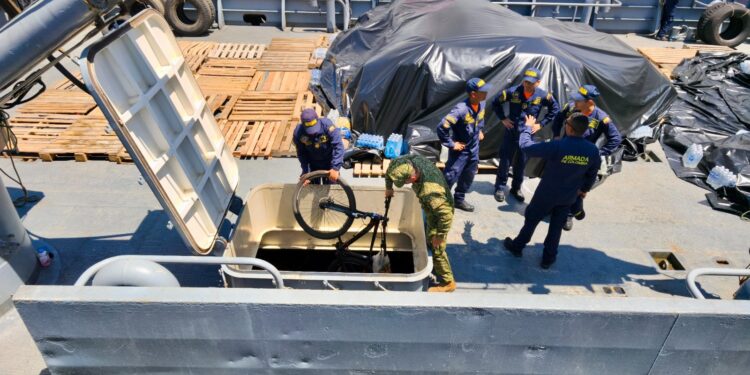Armada despliega operación humanitaria y lleva 203 toneladas de ayudas a zonas golpeadas del Pacífico
