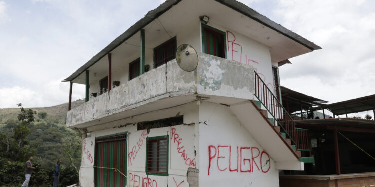 “Ayuda, SOS”: campesinos afectados por el terremoto siguen esperando atención mientras temen que sus casas se derrumben