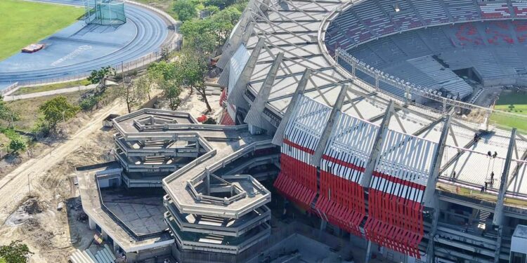 La nueva fachada del Supermetro avanza y transforma la imagen del escenario deportivo