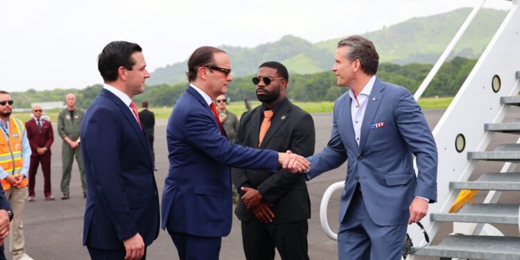 Pete Hegseth llega a Panamá para impulsar alianza regional contra los cárteles