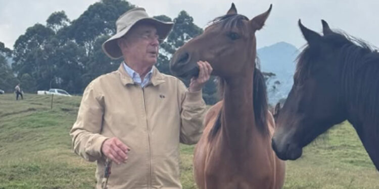 Campaña de Álvaro Uribe para rifar 100 caballos en apoyo a iglesias afectadas por terremoto logra sus primeros 33 ejemplares