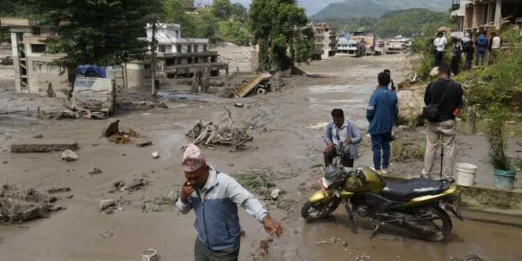Avalancha en Nepal deja al menos 16 muertos y cerca de 400 desaparecidos: crece la emergencia en la frontera con el Tíbet