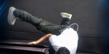 Aniel Velásquez sufrió aparatosa caída durante concierto y terminó convirtiendo el susto en anécdota