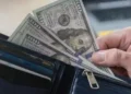 Dólar abre a la baja en Colombia y arranca el cierre de agosto por debajo de los $3.200