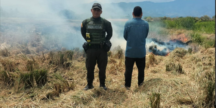 Lo sorprendieron en plena quema: capturan en Palermo a hombre señalado de provocar incendio que amenazaba zona rural