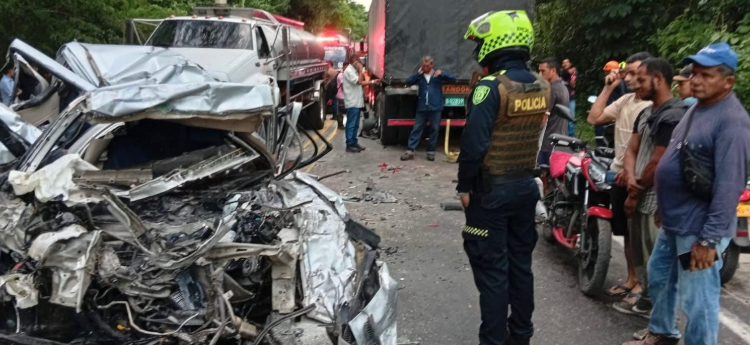Trágico accidente de tránsito en Zona Bananera deja tres personas fallecidas y cierre total en la Troncal del Oriente