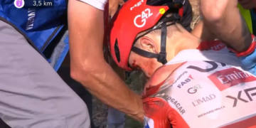 Tadej Pogačar abandona la Vuelta a España tras sufrir una dura caída en la octava etapa