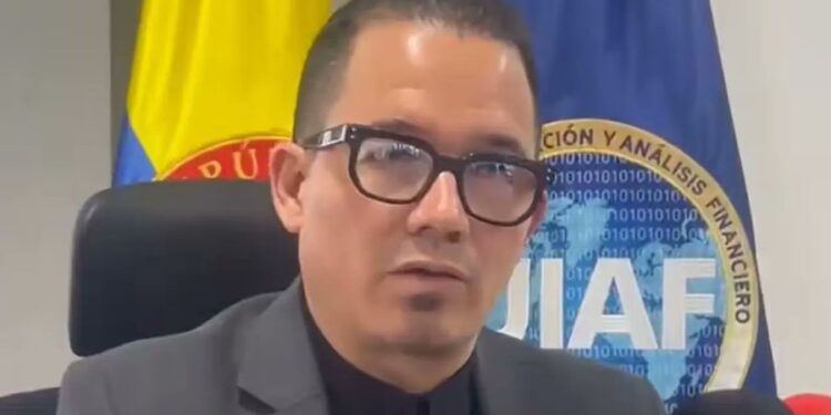 Presidente de Coosalud lleva a la Fiscalía al director de la UIAF por presunto abuso de poder