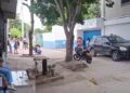 Mientras padres de familia afirman que estudiante fue atracado tras no poder ingresar, colegio niega e insiste en que llegaron tarde