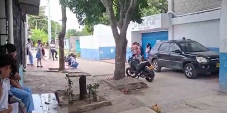 Mientras padres de familia afirman que estudiante fue atracado tras no poder ingresar, colegio niega e insiste en que llegaron tarde