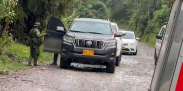 Terror en la vía Isnos–Popayán: disidencias armadas montaron retén y robaron camioneta a una familia huilense