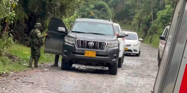 Terror en la vía Isnos–Popayán: disidencias armadas montaron retén y robaron camioneta a una familia huilense