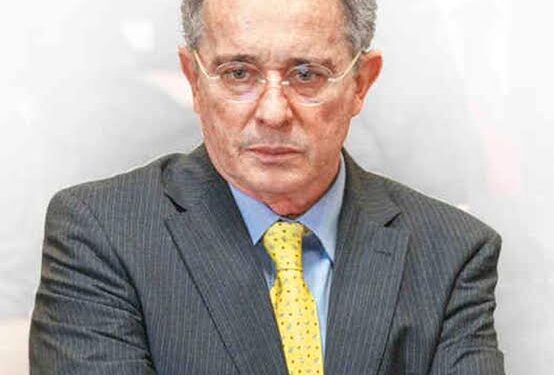 Álvaro Uribe deberá acudir a indagatoria este viernes mientras se define quién tiene competencia sobre su caso