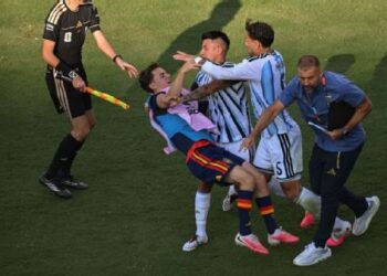 Leandro Paredes recibe una dura sanción de FIFA