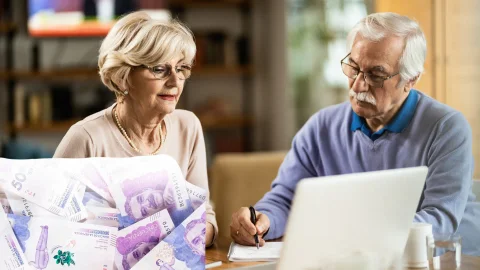 Gobierno alista decreto que podría sacar de sus cargos a funcionarios pensionados