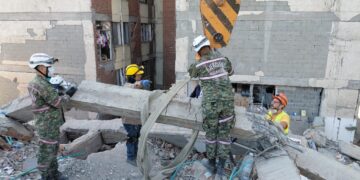 Rescatistas de Barranquilla llegan a Cali para apoyar la búsqueda de víctimas tras el terremoto
