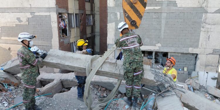 Rescatistas de Barranquilla llegan a Cali para apoyar la búsqueda de víctimas tras el terremoto