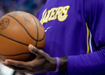 Lakers cambia de dueño nuevamente