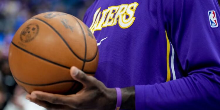 Lakers cambia de dueño nuevamente