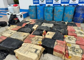 Golpe al narcotráfico en el Caribe: Armada incauta 865 kilos de cocaína tras persecución y captura a un hombre