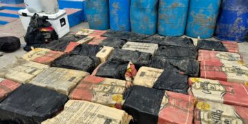 Golpe al narcotráfico en el Caribe: Armada incauta 865 kilos de cocaína tras persecución y captura a un hombre