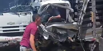 Fuerte choque entre dos camiones dejó a un conductor atrapado en la vía Pailas–Curumaní