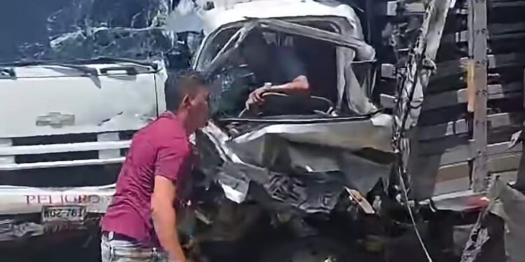 Fuerte choque entre dos camiones dejó a un conductor atrapado en la vía Pailas–Curumaní