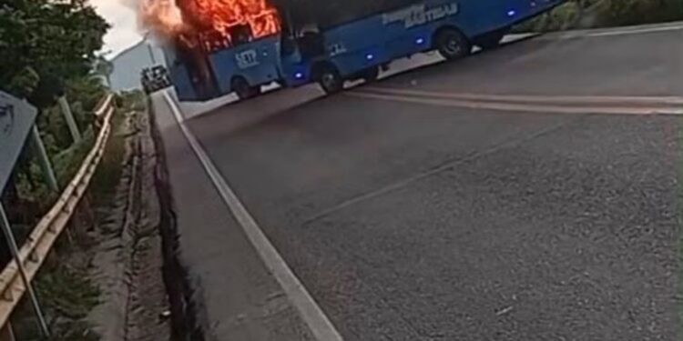 Fueron dos las busetas incendiadas para bloquear la Troncal del Caribe en Santa Marta