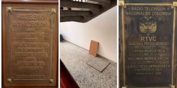 Polémica en RTVC: retiran placa de Álvaro Uribe y aparece una de Gustavo Petro en su lugar