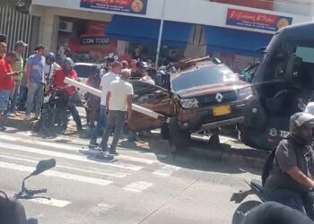 Choque entre bus de Transmetro y camioneta se registra en la vía Murillo