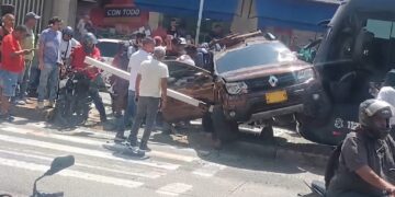 Choque entre bus de Transmetro y camioneta se registra en la vía Murillo