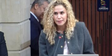 Ministra de Trabajo prende las alarmas: “Hay contratistas que cobran y ni siquiera están en Colombia”