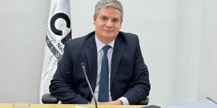 Juan Felipe Lemos llega a la presidencia del CNE con respaldo mayoritario y en un momento clave para la política colombiana