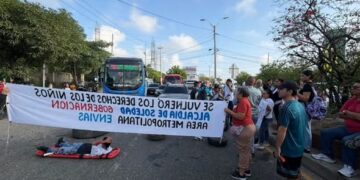 Protesta mantiene bloqueada la calle 30 y complica la movilidad frente al INEM