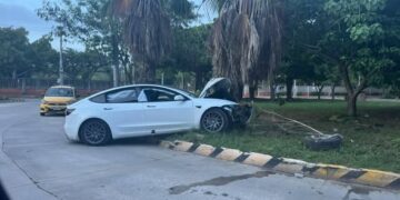 Vehículo perdió el control y terminó accidentado en el rompoy de la Universidad del Norte