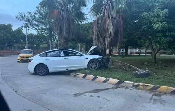 Vehículo perdió el control y terminó accidentado en el rompoy de la Universidad del Norte