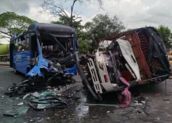 Camión atraviesa el separador de la calle 30 y termina chocando contra bus y moto en Soledad