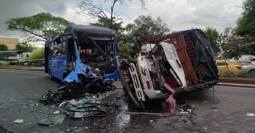 Camión atraviesa el separador de la calle 30 y termina chocando contra bus y moto en Soledad