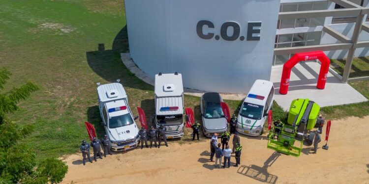 Gobernación del Atlántico entrega vehículos especializados para reforzar la seguridad en el departamento