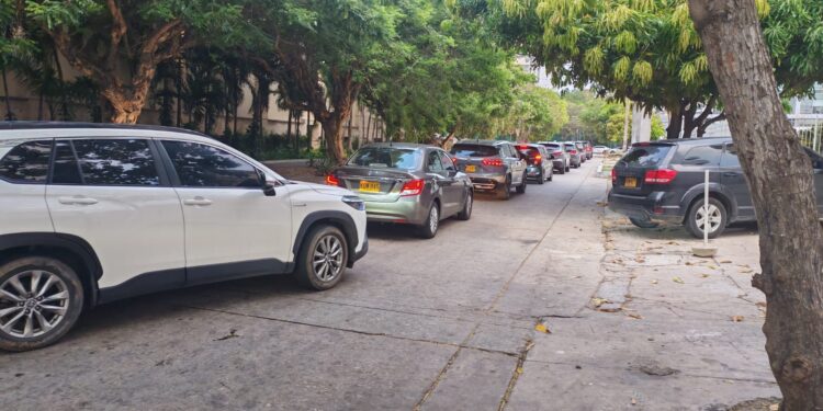 “Insoportables”: Vecinos y comerciantes de la Calle 76 con Carrera 56 denuncian caos vial por proliferación de conos reductores