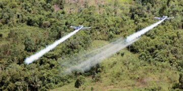 Gobierno autoriza plan piloto de fumigación aérea contra cultivos de coca: oposición lanza fuertes críticas