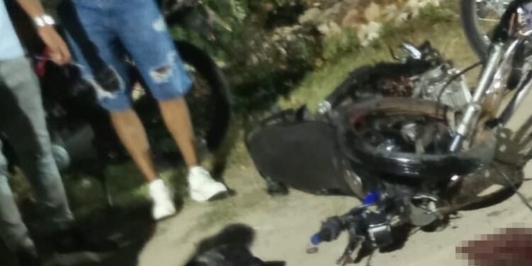 Dos personas murieron tras sufrir un grave accidente en motocicleta vía a Juan Mina