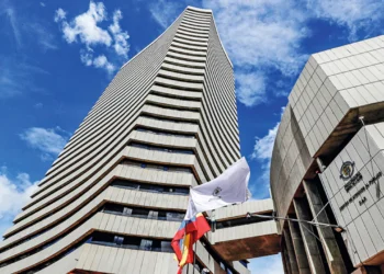 Alerta en Bogotá: investigan cómo terminó un proyectil de arma de fuego en la oficina de un procurador