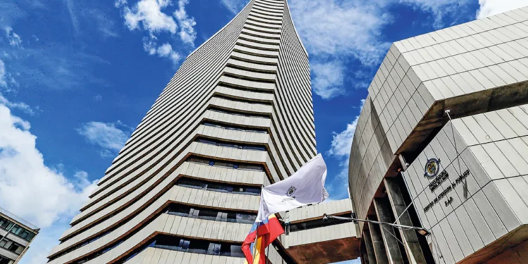 Alerta en Bogotá: investigan cómo terminó un proyectil de arma de fuego en la oficina de un procurador
