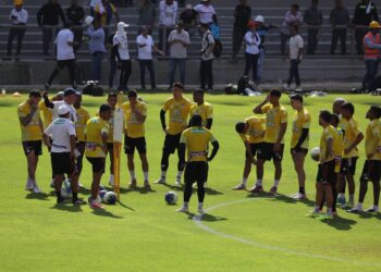 Alcalde Char le presenta al Junior la nueva cancha del Supermetro