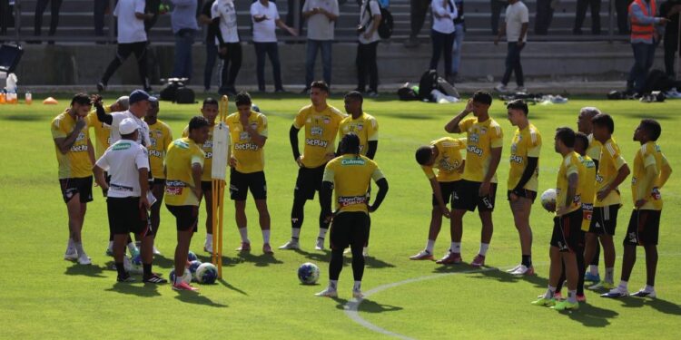 Alcalde Char le presenta al Junior la nueva cancha del Supermetro