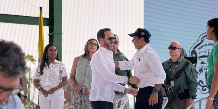 Desde el día uno de nuestros gobiernos le hemos puesto alma y corazón a la educación de los muchachos: alcalde Char al presidente De la Espriella, durante entrega de la IED Julio Flórez